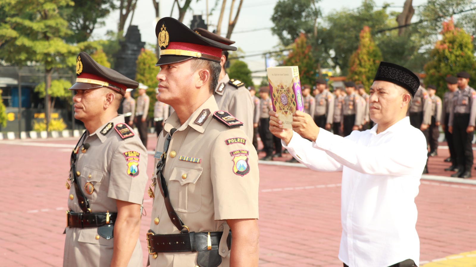 SERTIJAB: Kapolres Gresik AKBP Aditya Panji Anom saat memimpin sertijab Kapolsek Gresik Kota dan Kapolsek Ujungpangkah di halaman Mapolres Gresik, Senin (13/5).