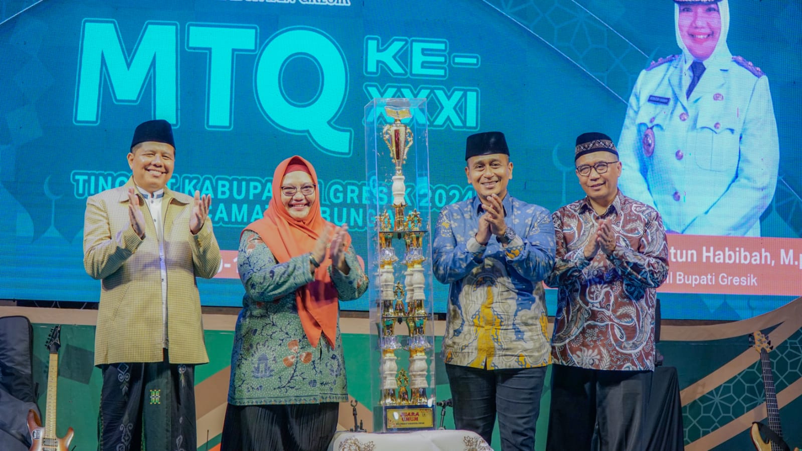 PENUTUPAN: Wakil BUpati Gresik Aminatun Habibah bersama Ketua Kemenag M Ersat (kiri) serta Sekda A Washil memberikan piala juara umum ke Camat Bungah.