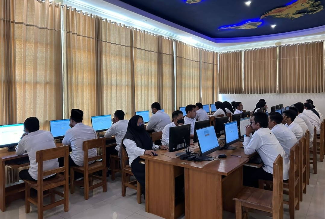 Para peserta rekrutmen calon anggota Panwascam saat mengikuti tes tulis di SMANU 1 Gresik.
