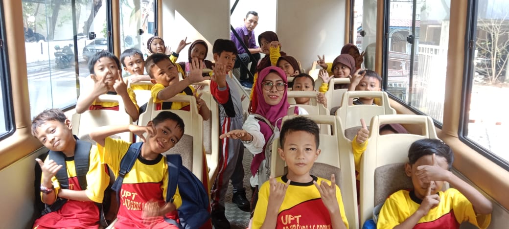 Wisata Heritage : Siswa UPT SDN 16 Gresik menggelar Outing Class di atas Bus Bandar Grissee dengan berkeliling Kota Gresik.