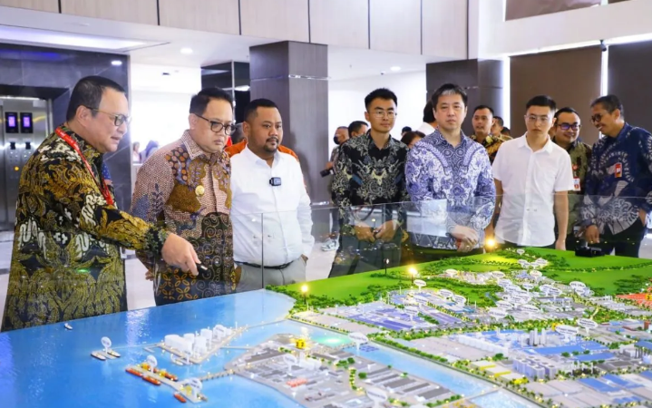 OPTIMISTIS: Pejabat (Pj) Gubernur Jawa Timur (Jatim) Adhy Karyono didampingi Bupati Gresik Fandi Akhmad Yani memantau maket perkembangan kawasan JIIPE, Gresik.