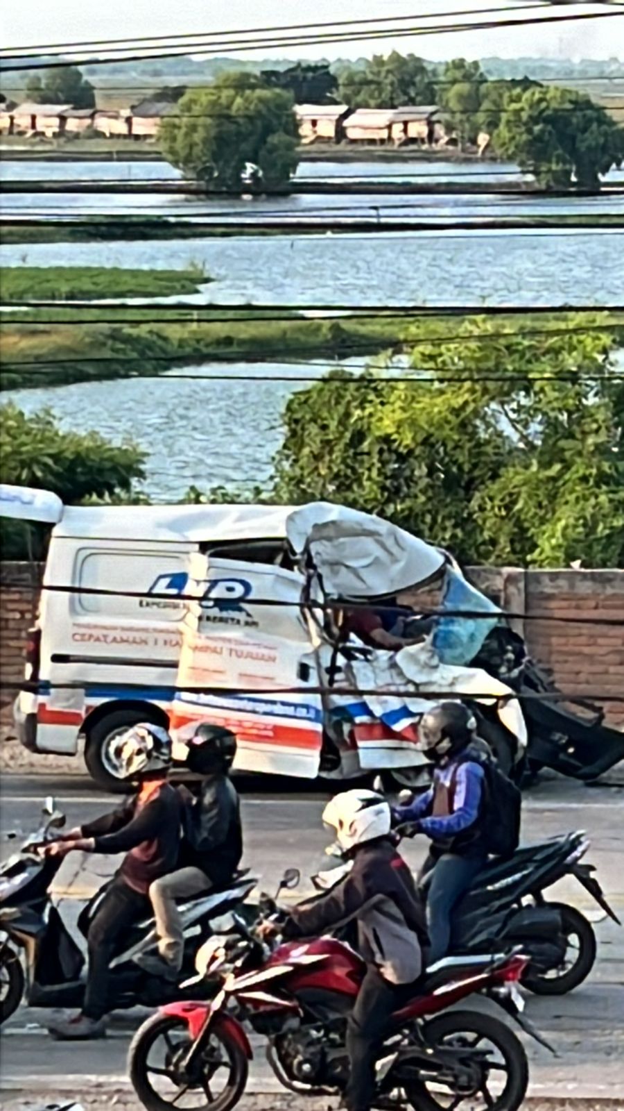 TERJEPIT: Supir mobil minibox B 9975 KCF Ekspedisi milik PT Lintas Nusantara Perdana terjepit akibat mobilnya ringsek saat kecelakaan di Jalan Raya Ambeng - ambeng, Kecamatan Duduksampeyan.