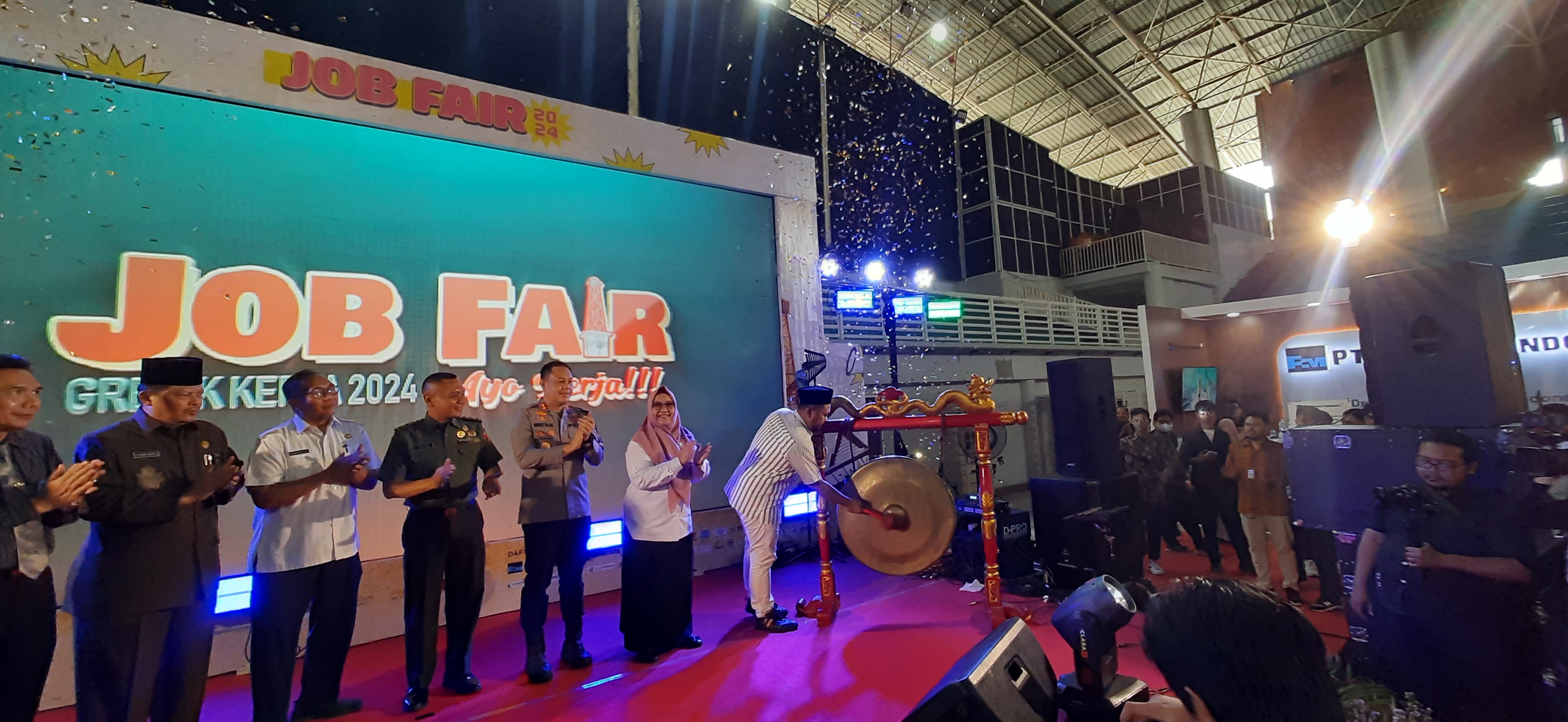 Bupati Gresik Fandi Akhmad Yani didampingi Wabup Aminatun Habibah saat membuka Job Fair 2024 bersama Forkopimda di WEP.