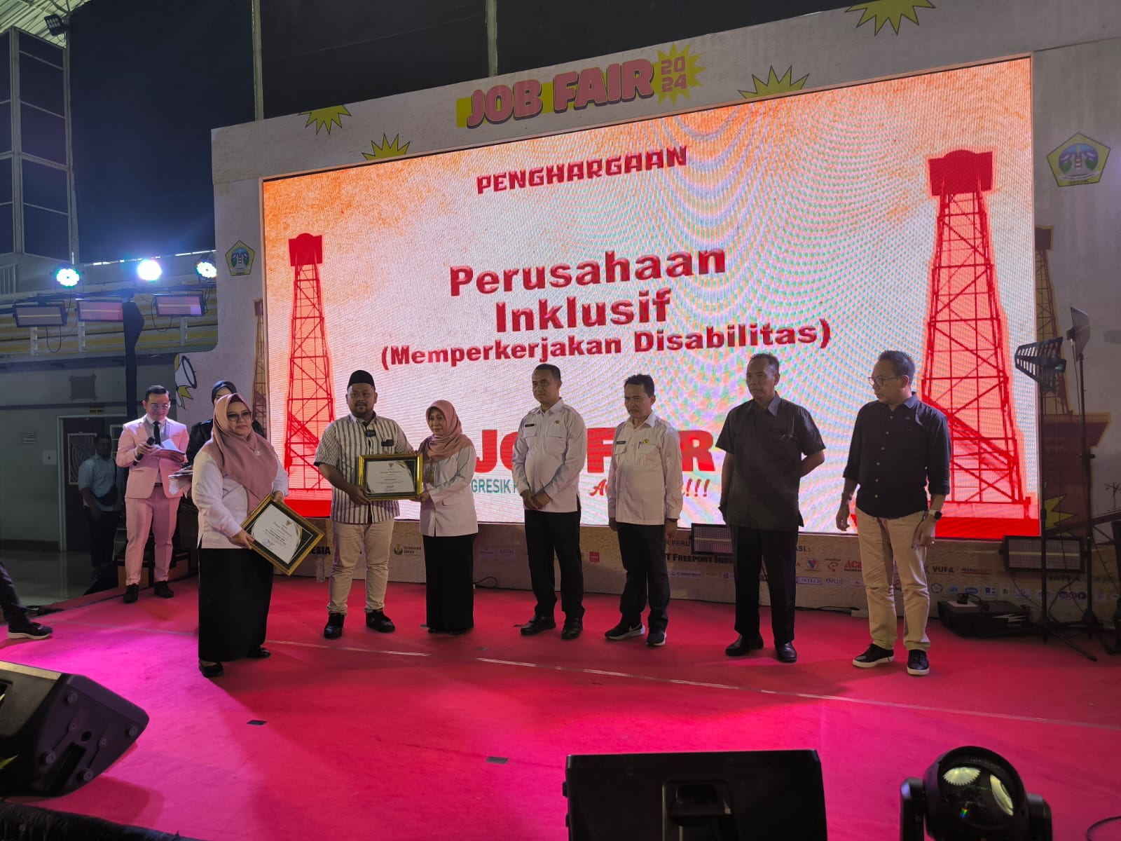 APRESIASI: Bupati Gresik Fandi Akhmad Yani didampingi Wabup Aminatun Habibah memberikan apresiasi yang sudah memberikan kesempatan pekerja disabilitas. (Faizin/Radar Gresik)