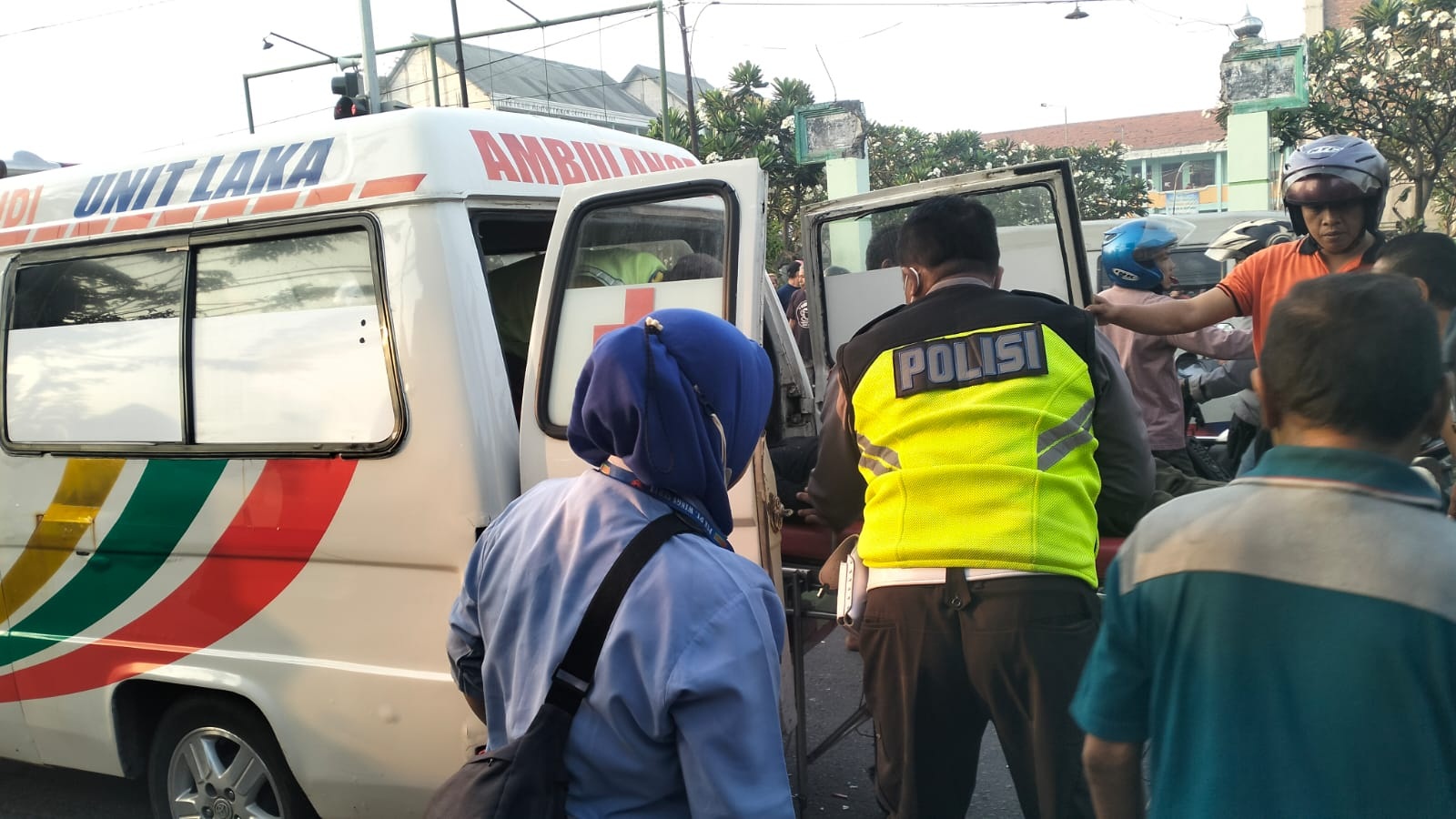 EVAKUASI: Anggota Polisi melakukan evakuasi korban kecelakaan di Jalan Raya Driyorejo, Kecamatan Driyorejo untuk dilarikan ke rumah sakit.