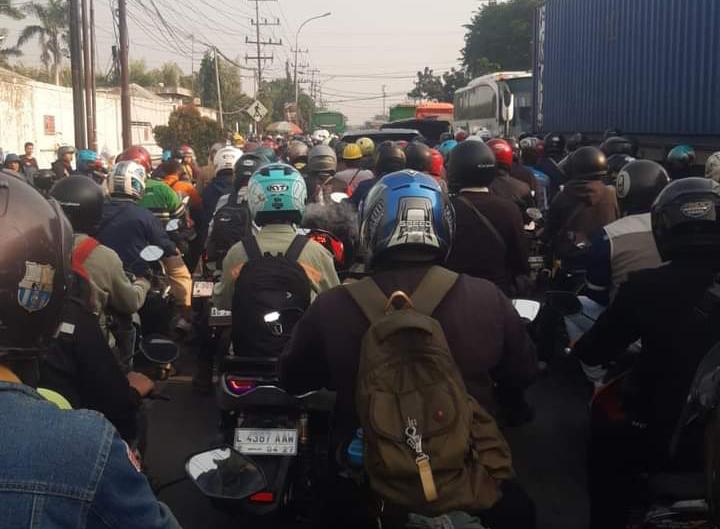 TERJEBAK KEMACETAN: Para pengendara saat terjebak kemacetan di Jalan Raya Manyar, Gresik.