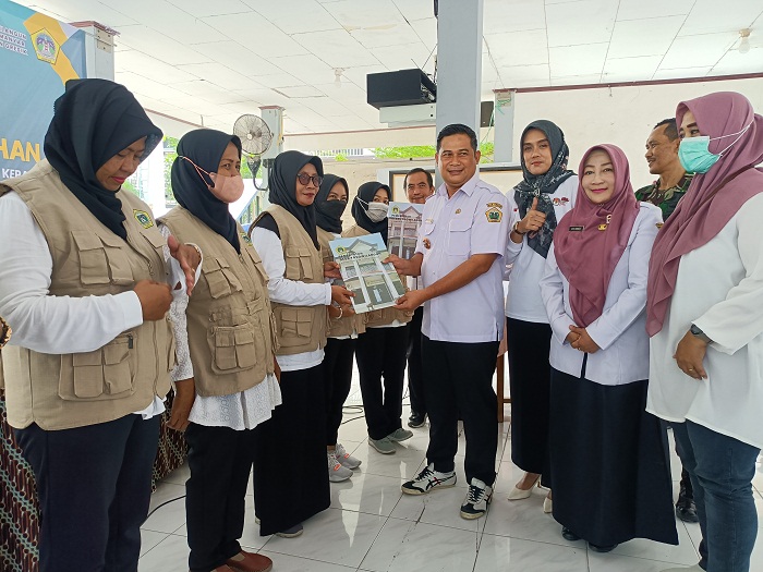 INTERVENSI STUNTING: Kepala Desa Yosowilangun bersama Kepala Dinas KBP3A, PKK, dan Kepala Puskesmas Sukomulyo memberikan SK kepada enam satgas stunting.