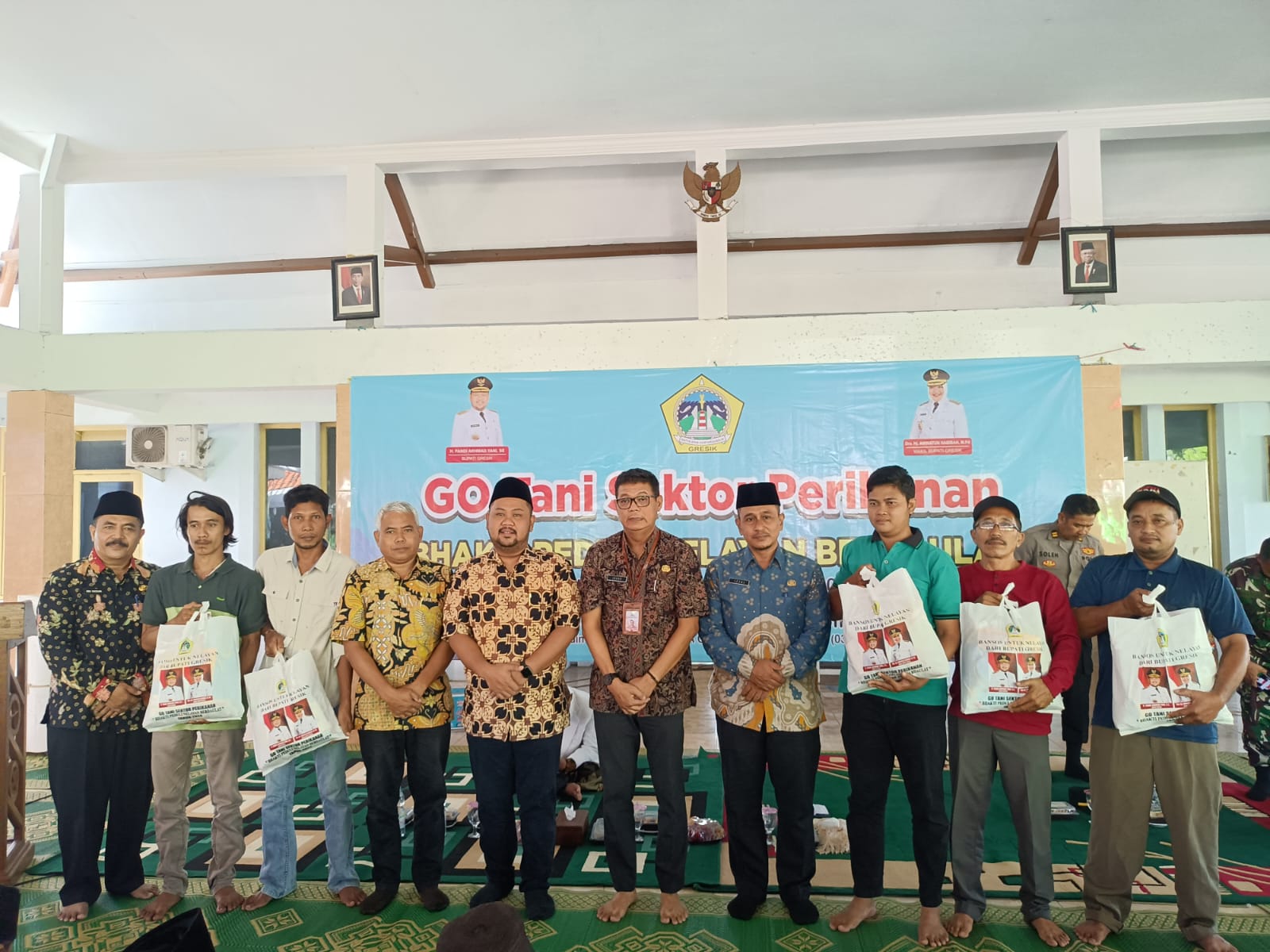 BERI BANTUAN: Bupati Gresik Fandi Akhmad Yani didampingi Plt Kepala Dinas Perikanan Johar Gunawan, dan Camat Bungah berfoto bersama perwakilan nelayan berdaulat.