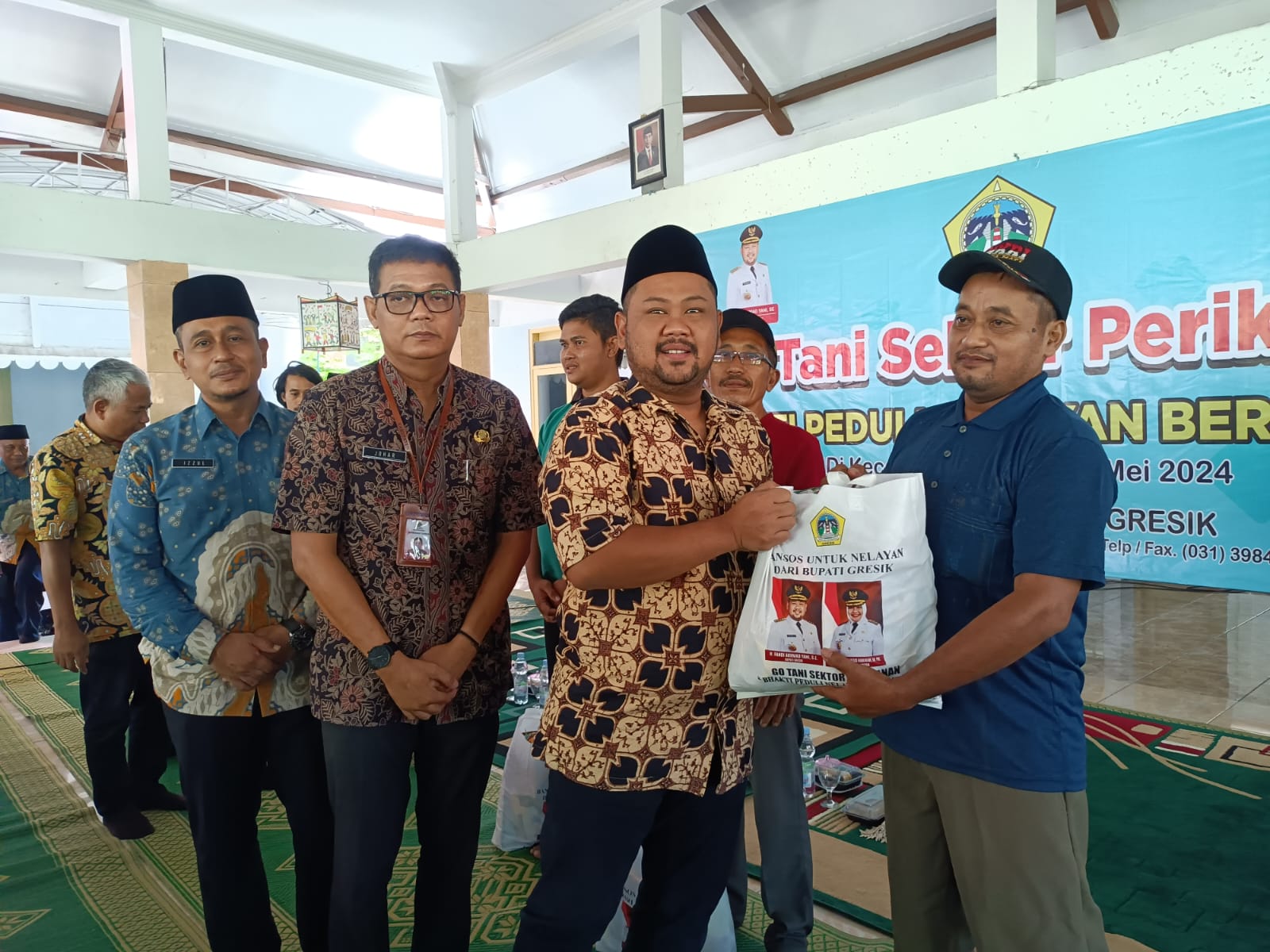 PEDULI : Bupati Gresik Fandi Akhmad Yani didampingi PLT Kepala Dinas Perikanan Johar Gunawan menyerahkan bantuan kepada para nelayan di Gresik utara.