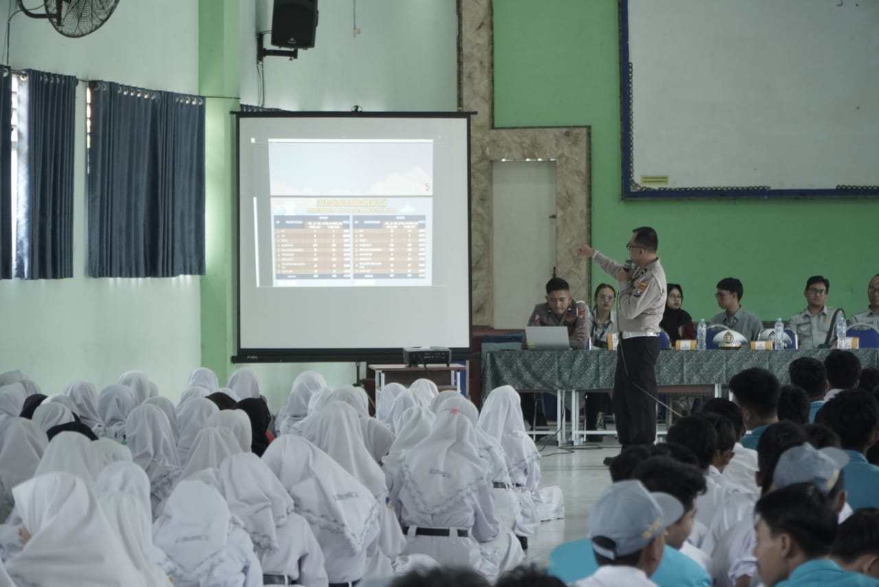 RUWATAN: Anggota Satlantas Polres Gresik saat menggelar ruwatan lantas kepada siwa - siswi di Sekolah di Cerme demi cegah kecelakaan