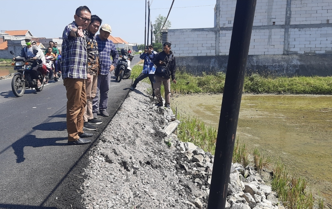 Anggota Komisi III DPRD Gresik Abdullah Hamdi dan Luthfi Dawam didampingi Kades Banjarsari Agus Suwondo saat melihat langsung kerusakan Jalan Kedanyang - Banjarsari.