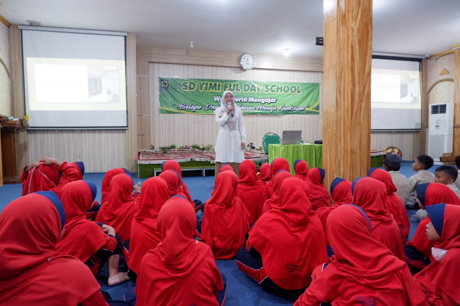 GIAT: Musfaizah, S.ST merupakan bidan serta wali murid dari Musyalis Alfarisi, Siswa kelas 1 PA 1 berkesempatan mengajar dalam program walimurid mengajar di SD YIMI.