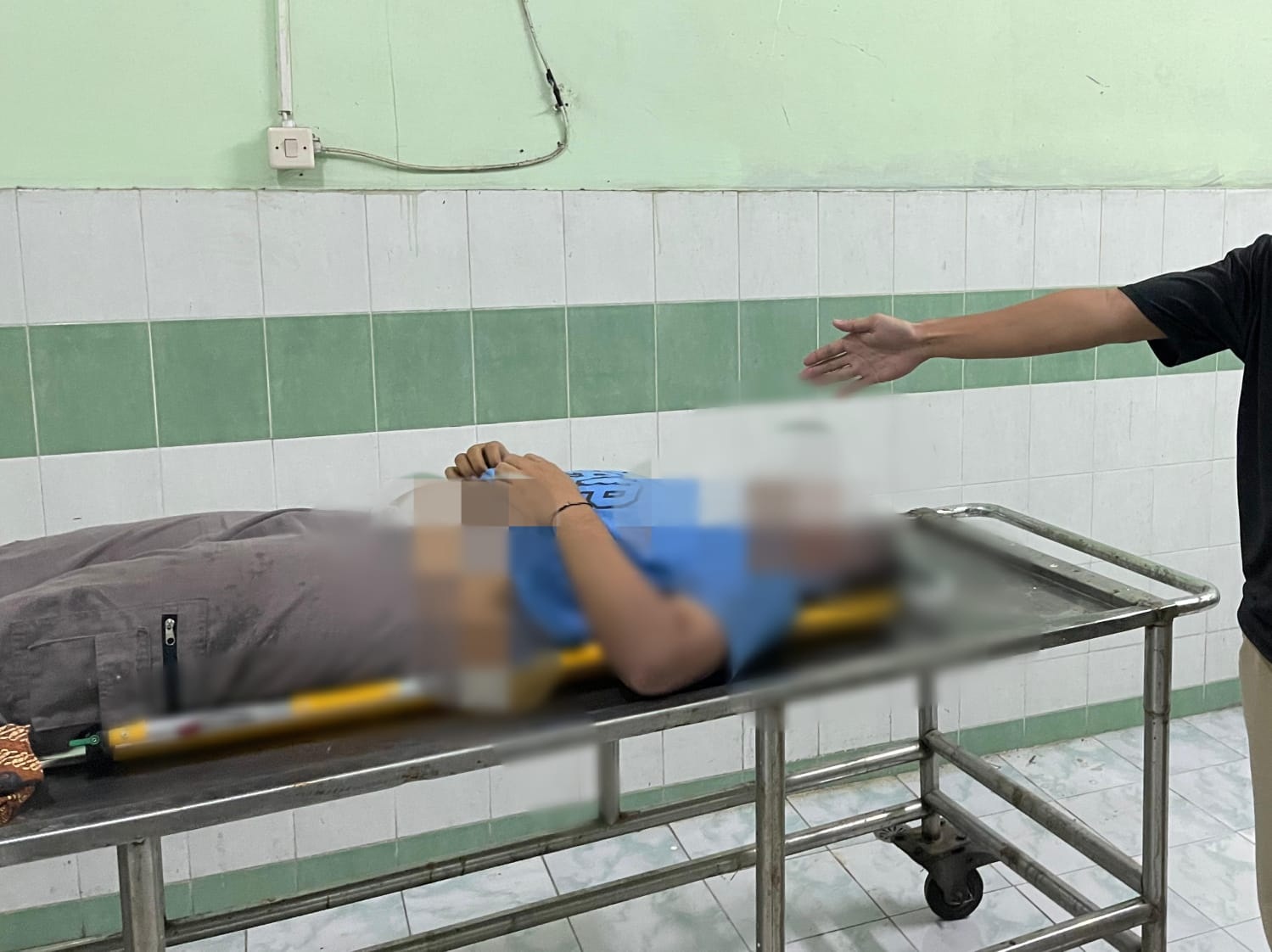 Foto : Istimewa/Radar Gresik  MENINGGAL: Korban Ahmad Muslikin dievakuasi dan dibawa ke kamar jenazah RSUD Ibnu Sina Gresik.