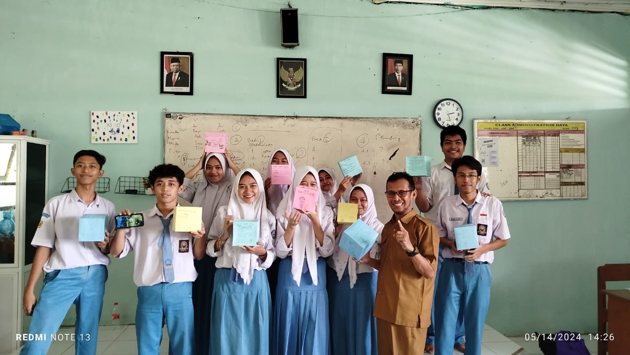 Inovatif : Siswa SMAN 1 Kebomas belajar menyenangkan dengan kreasi Reading Cube