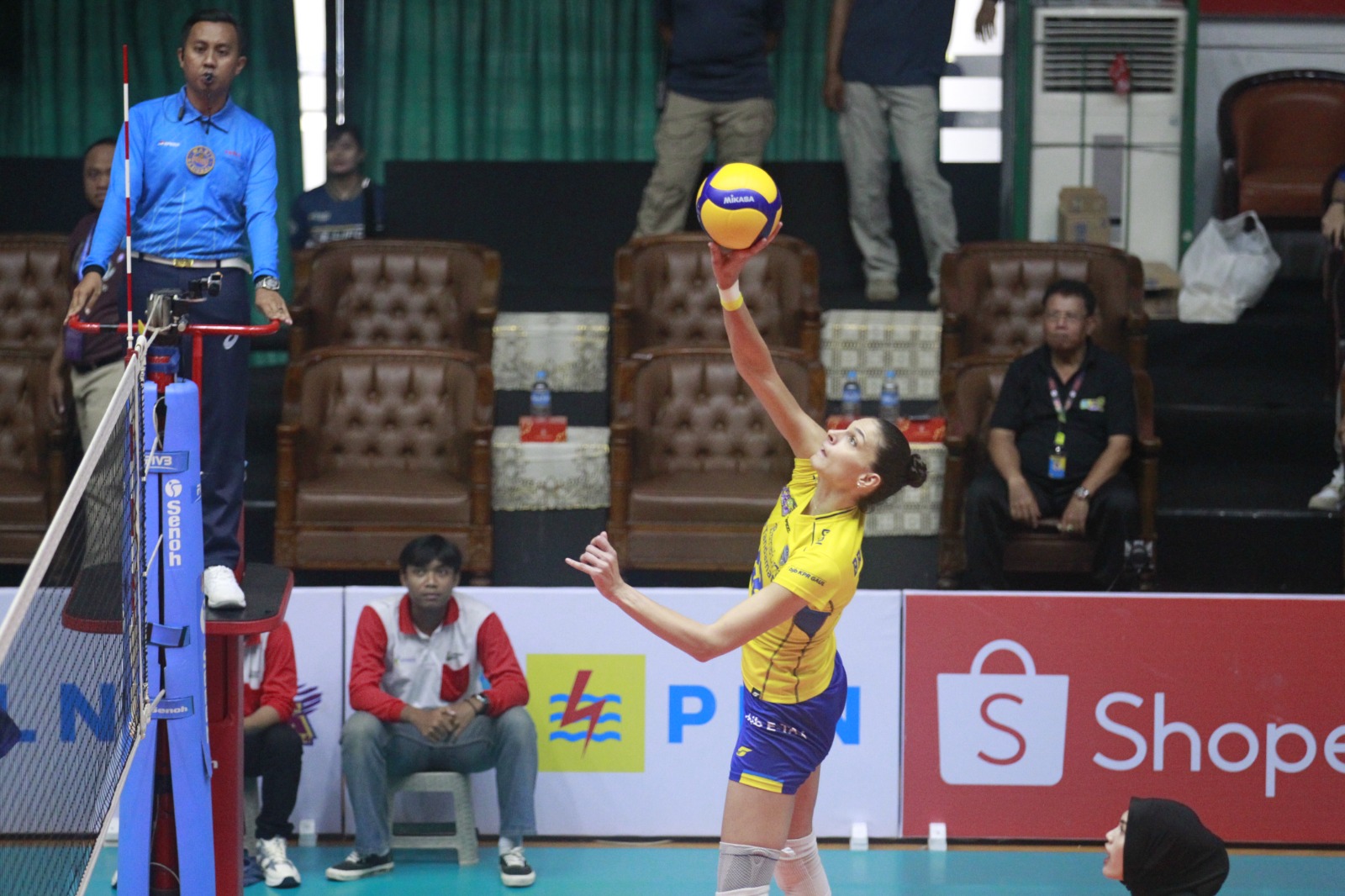 BERTANDING : Tim bola Voli Putri Livin mandiri meriah kemenangan pertama saat melawan Bandung Bank bjb Tandamata pada putaran kedua Proliga 2024 di GOR Tri Dharma PT Petrokimia Gresik.