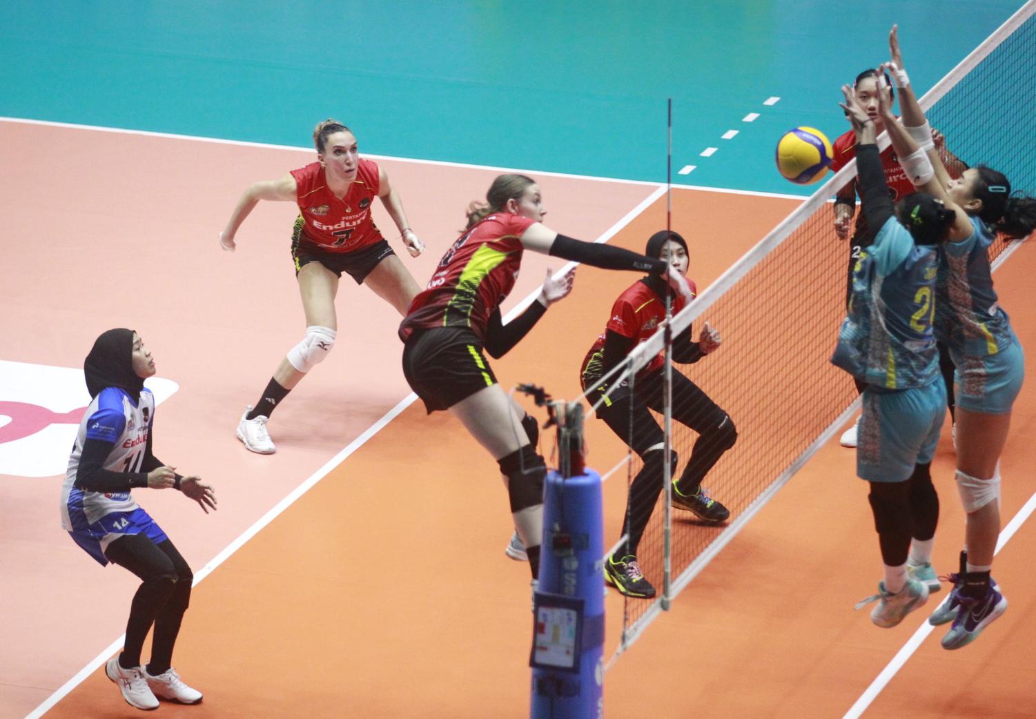 SAPU BERSIH : Tim bola voli putri Jakarta Pertamina Enduro sukses menyapu bersih dua laga dalam lanjutan PLN Mobile Proliga 2024 setelah mengalahkan Jakarta Electric PLN di GOR Tri Dharma Petrokimia