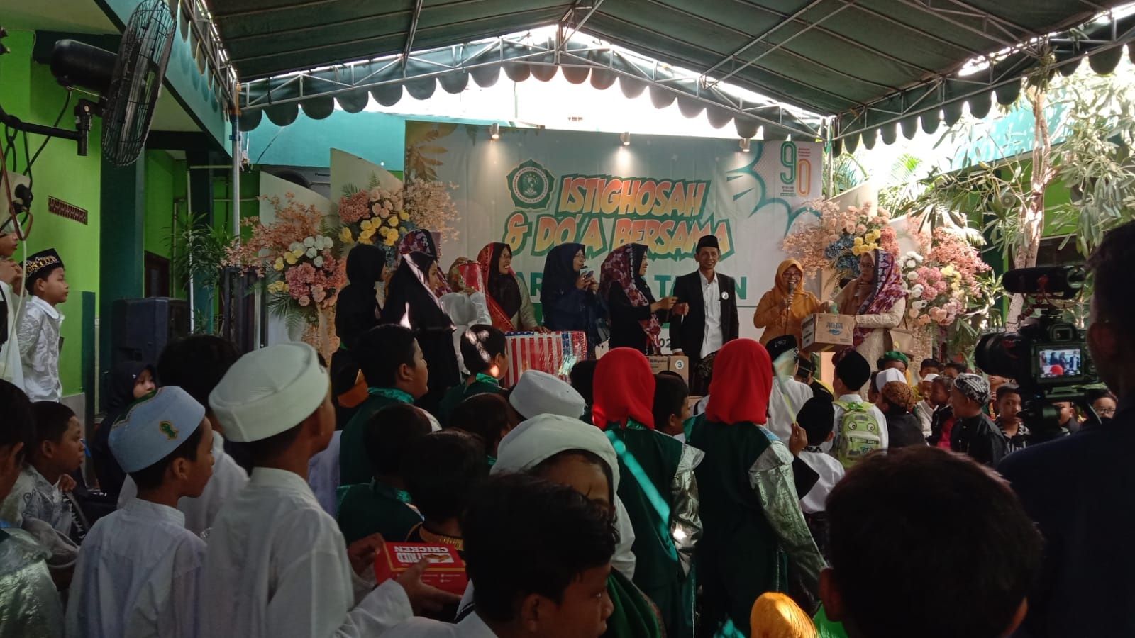 ICON PENDIDIKAN MADRASAH GRESIK: Salah satu madrasah tertua di Gresik MI Maarif Sidomukti menggelar Harlah ke-90 dengan pawai karnaval.
