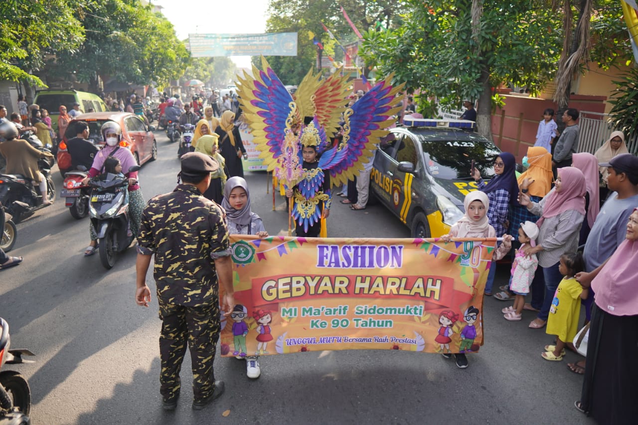 PENUH SEMARAK: Para pelajar MI Maarif Sidomukti menampilkan pawai budaya dalam rangka Harla ke-90