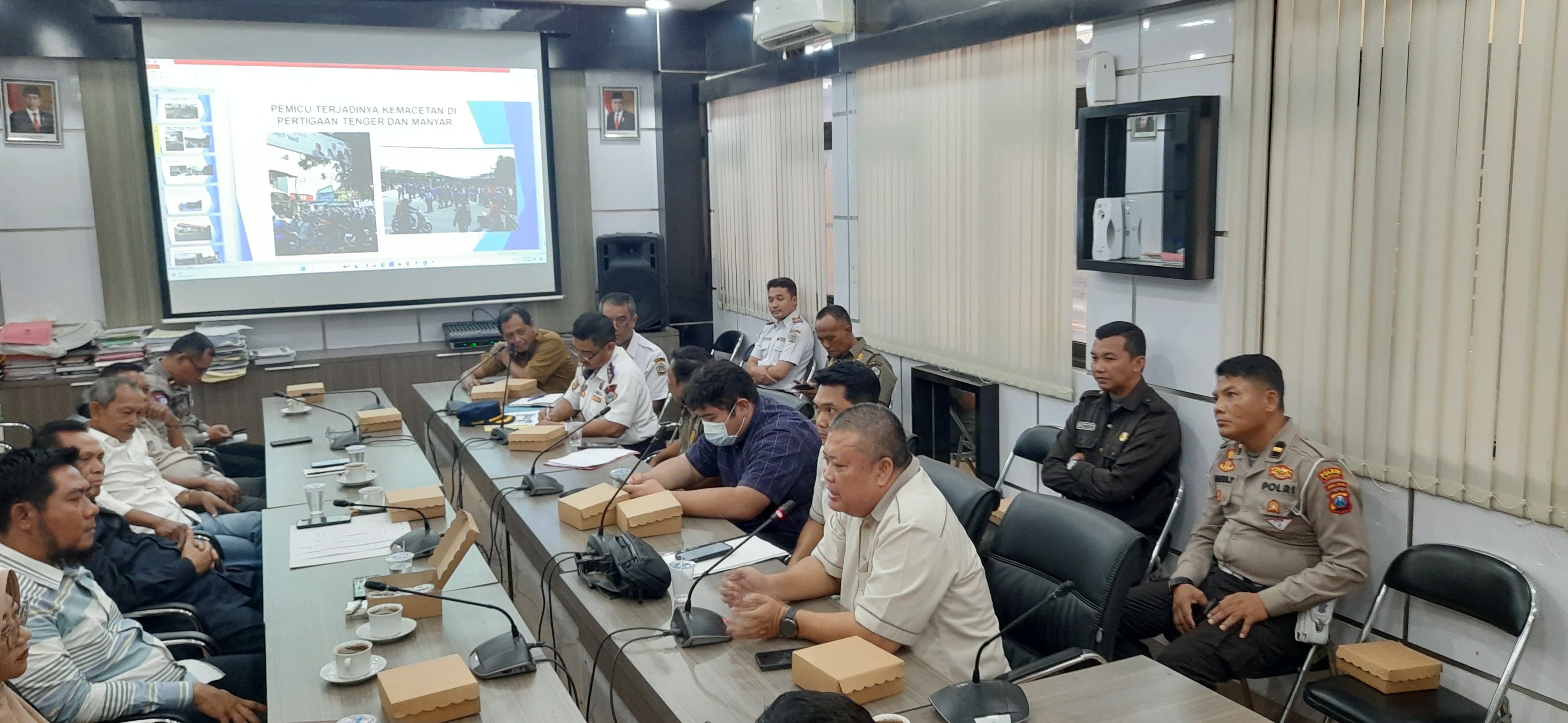 Perwakilan PT KAS selaku manajemen Mie Sedap Oendang Lesmono saat menjelaskan upaya yang telah dilakukan atasi kemacetan di depan pabriknya.