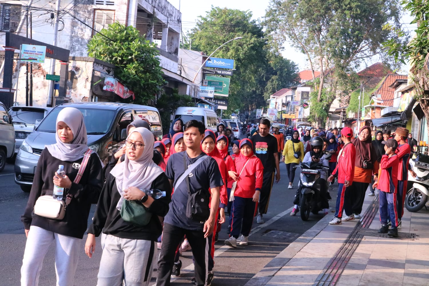 MERIAH : 1500 peserta antusias mengikuti acara jalan sehat yang diselenggarakan oleh SMP YIMI Gresik dalam rangka memperingati Hari Pendidikan Nasional sekaligus mempererat silaturahmi antar alumni