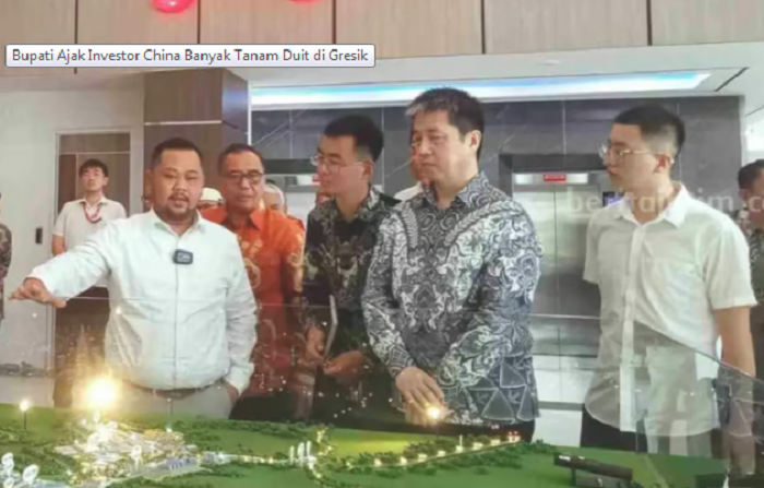 TERINTEGRASI: Bupati Gresik Fandi Akhmad Yani mendampingi , Konjen Cina di Surabaya, Xu Yong saat kunjungan ke KEK JIIPE Gresik.