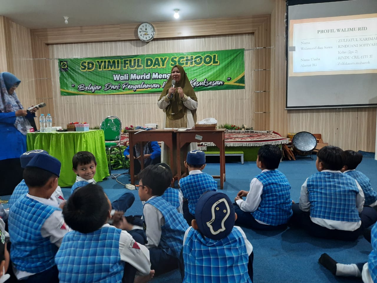 KREATIF : Zulfatul Karimah selaku  wali murid dari Rinduani Sofiyah, siswi kelas 2PI2 yang mendemonstrasikan mengenai cara membuat berbagai macam pernak pernik