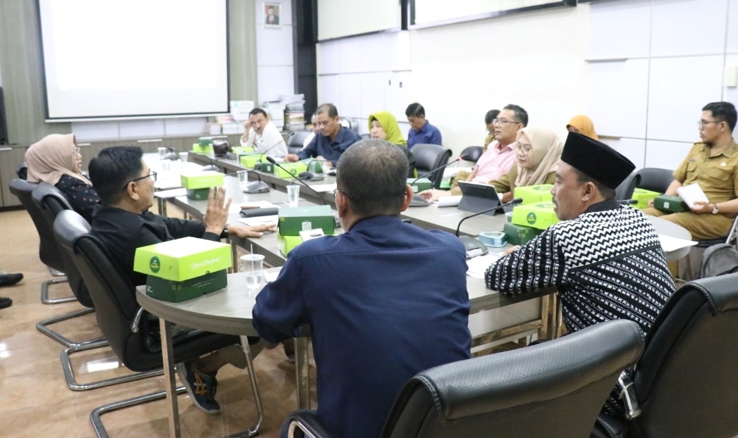 Bapem Perda saat menggelar rapat lanjutan bersama Perumda Giri Tirta, Dinas Cipta Karya dan Bagian Hukum Pemkab Gresik.