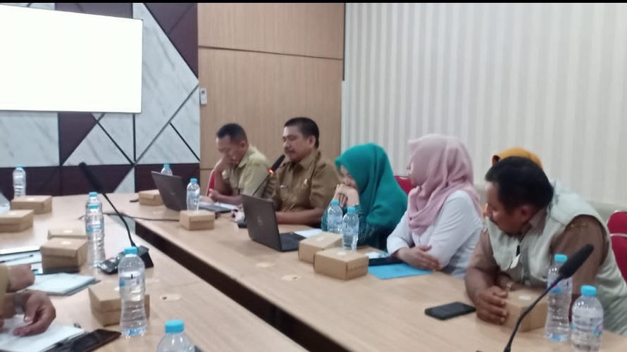 Kabid Pengelolaan Pendidikan SMP Dispendik Gresik Syifaul Qulub saat memimpin diskusi bersama SMP Negeri dan Swasta terkait rencana PPDB bersama.