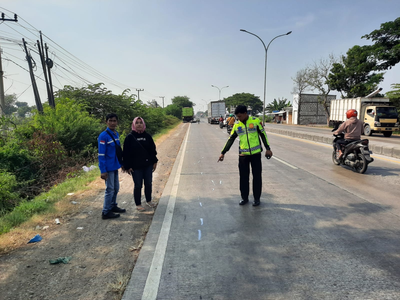 OLAH TKP: Anggota Unit Laka Satlantas Polres Gresik saat melakukan olah TKP di Jalan Raya Desa Mandepo, Kecamatan Duduksampeyan, Gresik.