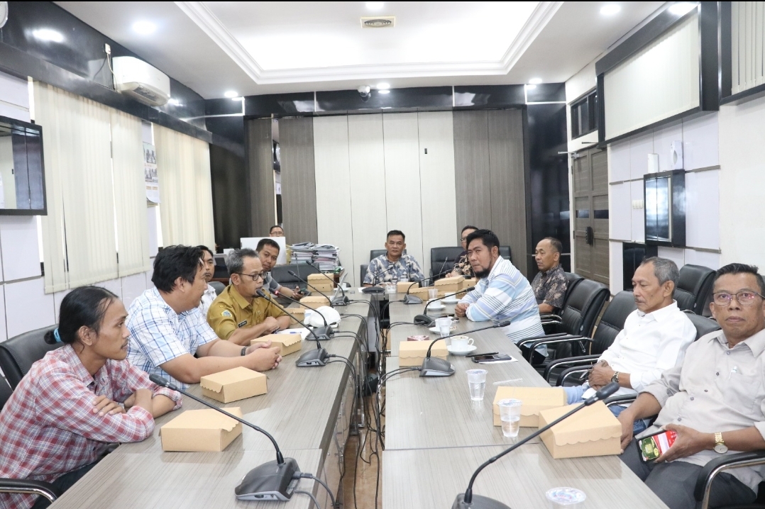 Komisi III DPRD Gresik memanggil Dinas PU dan kontraktor pelaksana untuk membahas kerusakan Jalan Kedanyang-Banjarsari.