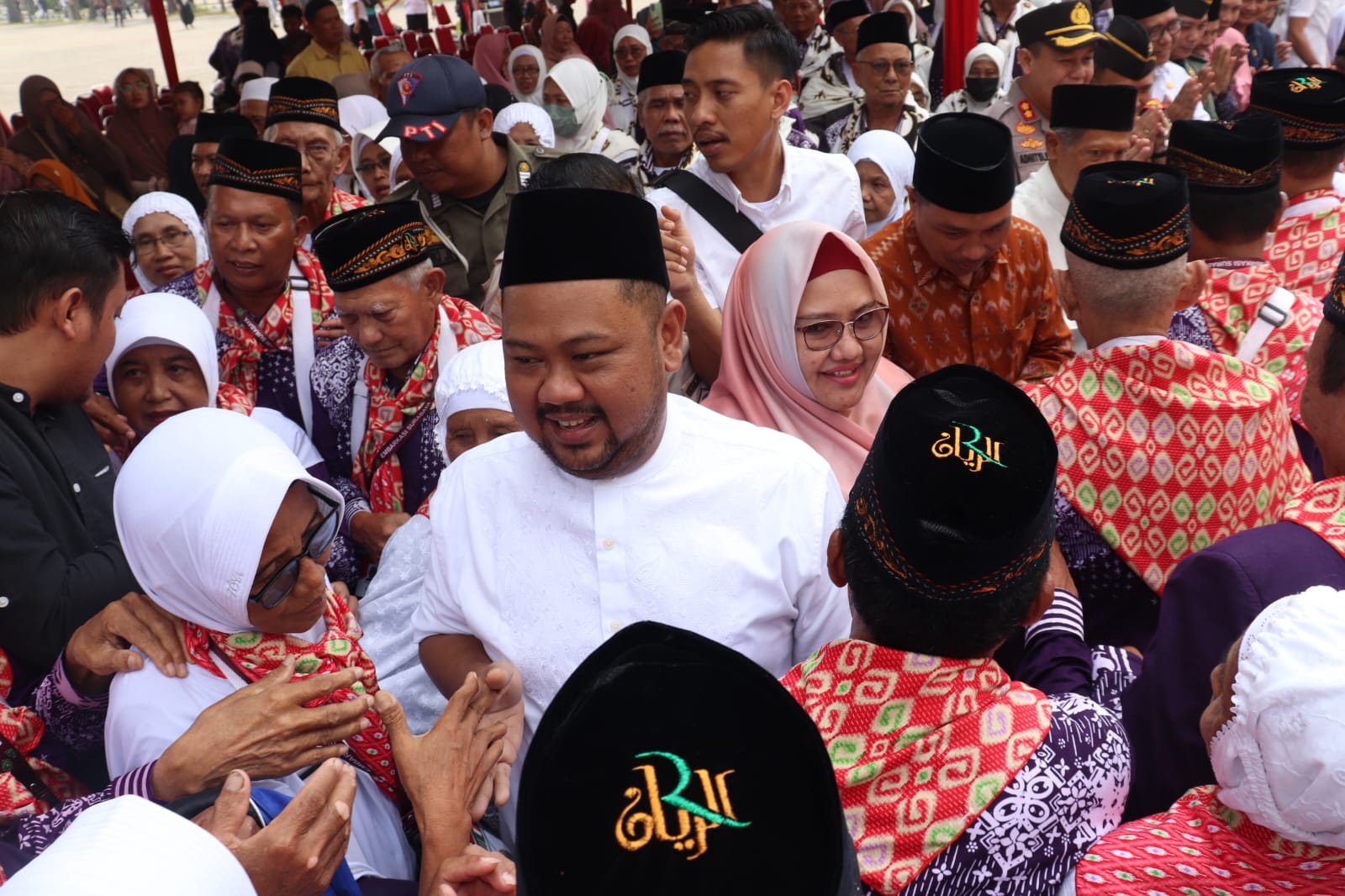 REBUTAN: Para jamaah haji berebut untuk bersalaman dengan Bupati Gresik Fandi Akhmad Yani saat pelepasan di depan Pemkab Gresik, Rabu (22/5)