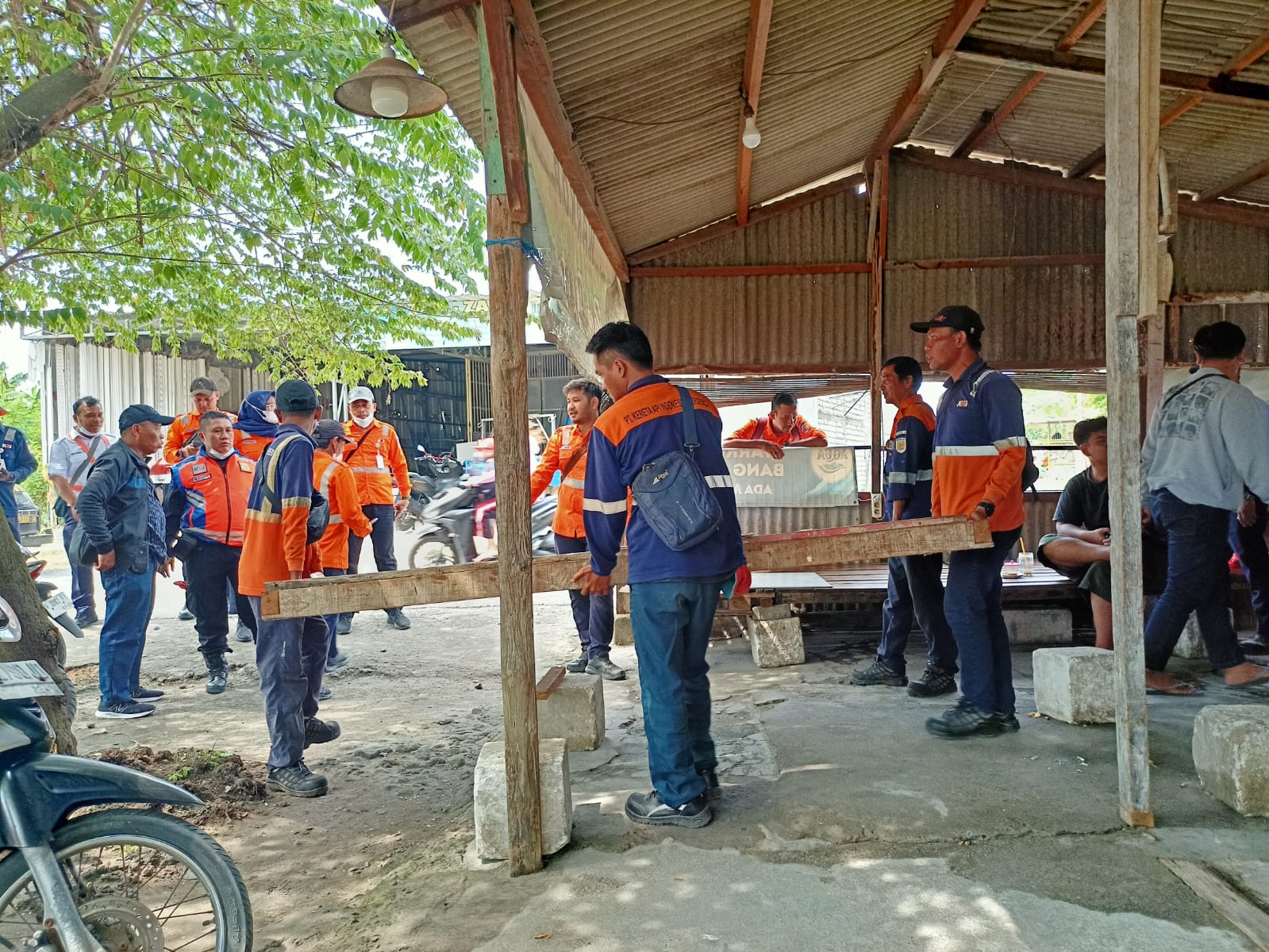 DITERTIBKAN : Petugas dari KAI Daop 8 Surabaya dan Petrokimia Gresik saat melakukan penertiban puluhan bangunan liar (Bangli) di lintas non-operasional Sumari - Gresik KM 6+800 - KM 7+300, di Suci