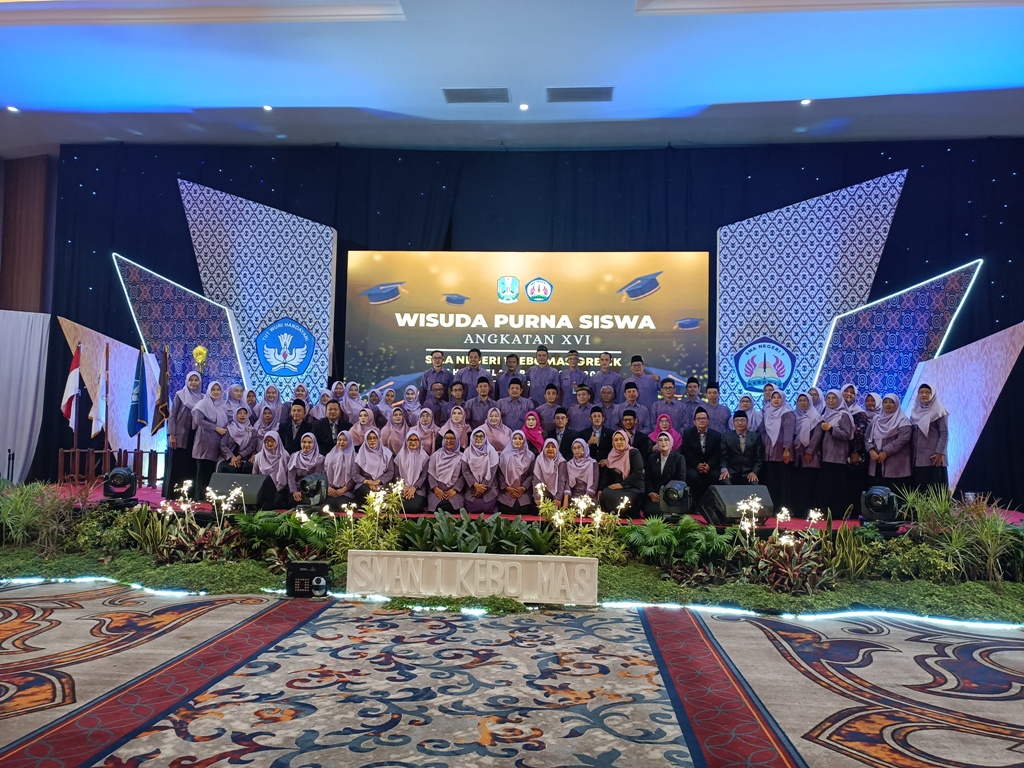 PENUH HARU: Kepala SMA Negeri 1 Kebomas bersama seluruh jajaran guru berfoto bersama usai prosesi wisuda angkatan XVI.