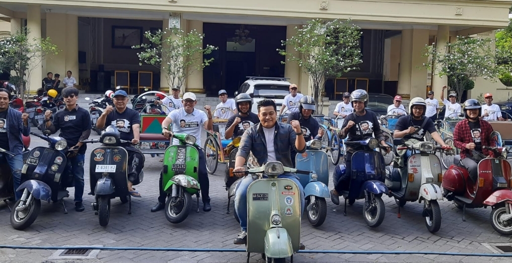 Bakal Calon Bupati Gresik Syahrul Munir dikawal anak vespa dan abang becak menuju DPC PKB Gresik untuk mengembalikan formulir pendaftaran.