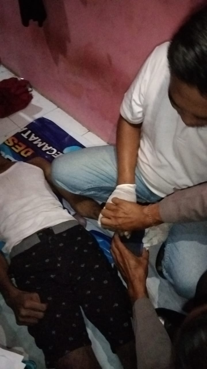 DIEVAKUASI: Anggota Polsek Wringinanom di bantu petugas medis saat mengevakuasi korban gantung diri