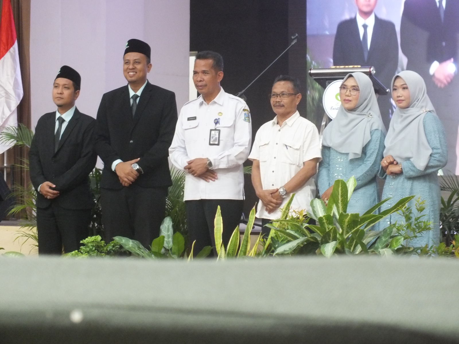 Khidmat : Kepala Cabang Dinas Pendidikan Jawa Timur wilayah Gresik Dr. Kiswanto., S.Pd., M.Pd., bersama Kepala SMA Semen Gresik Choirul Fauzi dan para guru saat acara wisuda.