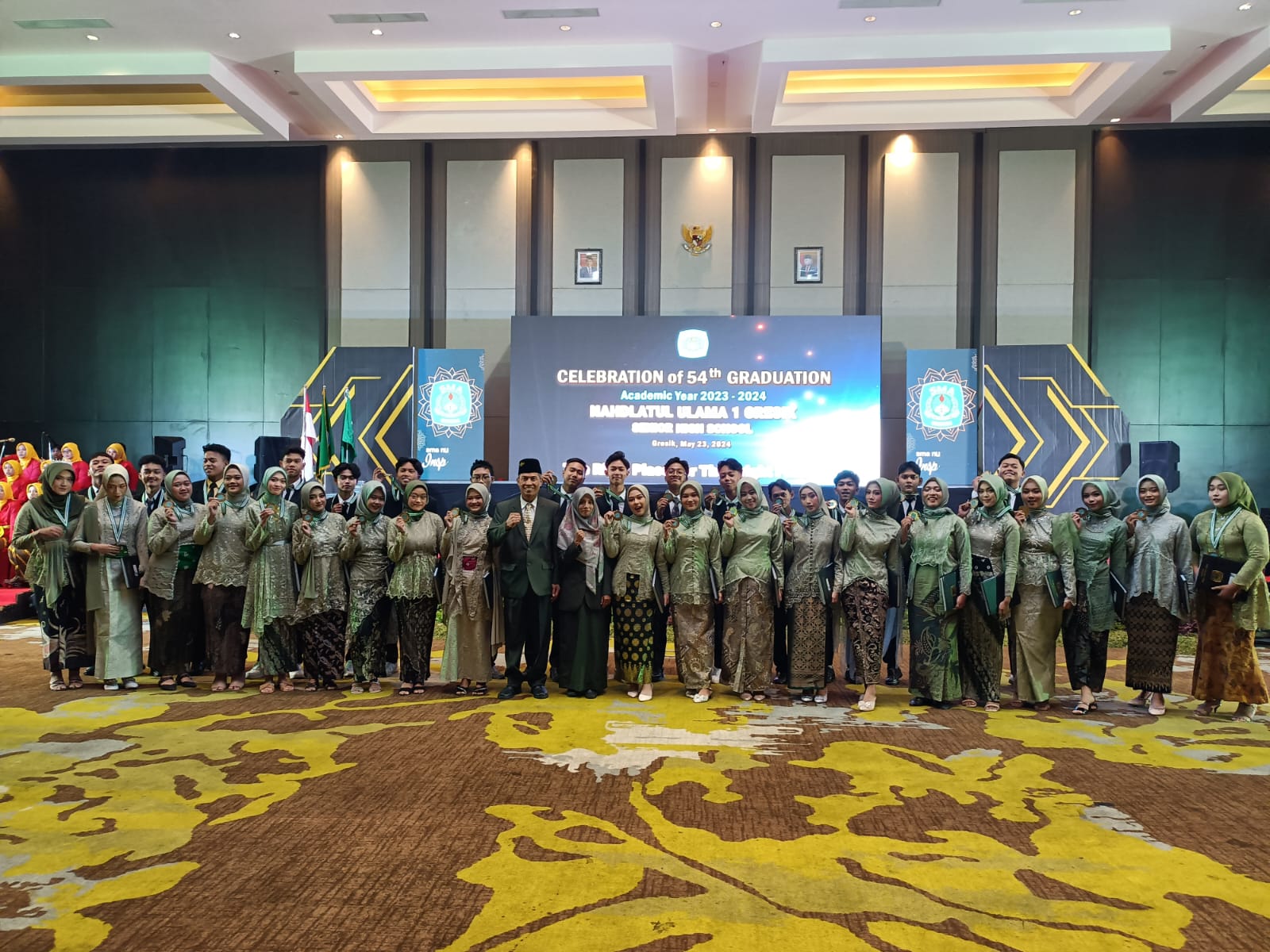 LULUS : Kepala SMA NU 1 Gresik Drs. Agus Syamsudin, M.A bersama wisudawan salah satu kelas.