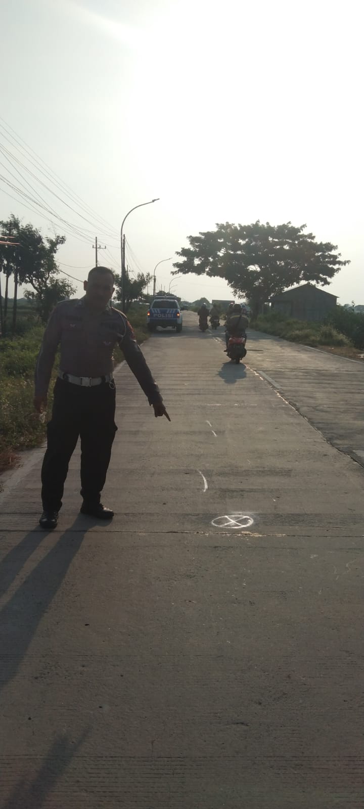 OLAH TKP : Anggota Unit Laka Satlantas Polres Gresik saat melakukan olah TKP di Jalan Raya Desa Sumberejo, Kecamatan Manyar.