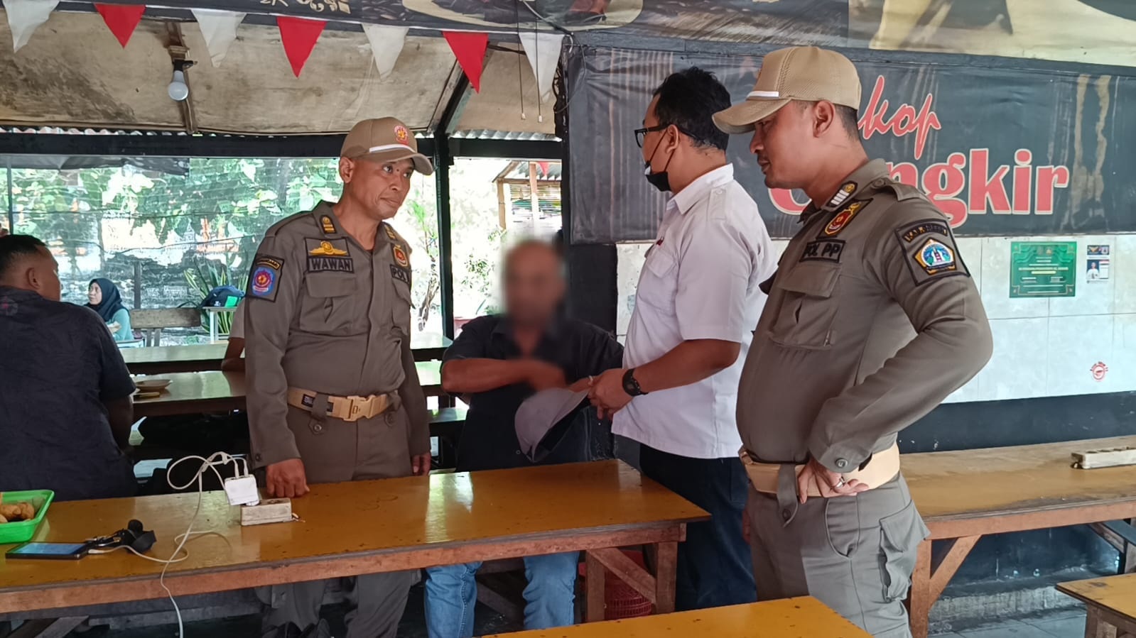 DIAMANKAN: Anggota Satpol PP mengamankan pria yang diduga ODGJ mengamuk di salah satu warkop di Pasar Senggol Jalan Arif Rahman Hakim, Kecamatan Kebomas.