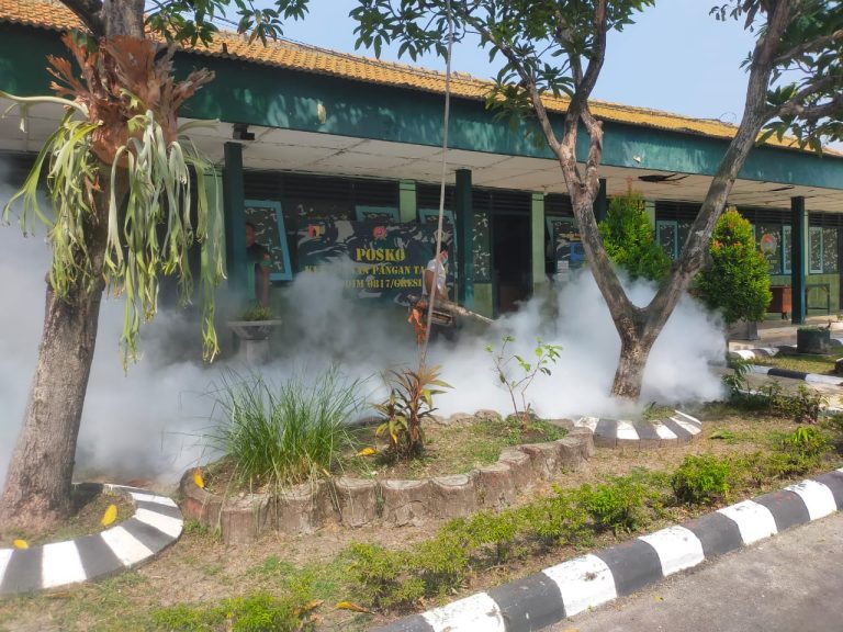 FOGGING : Petugas dari Dinkes Gresik dibantu anggota Kodim 0817 Gresik saat melakukan penyemprotan Fogging di kantor Makodim Gresik.