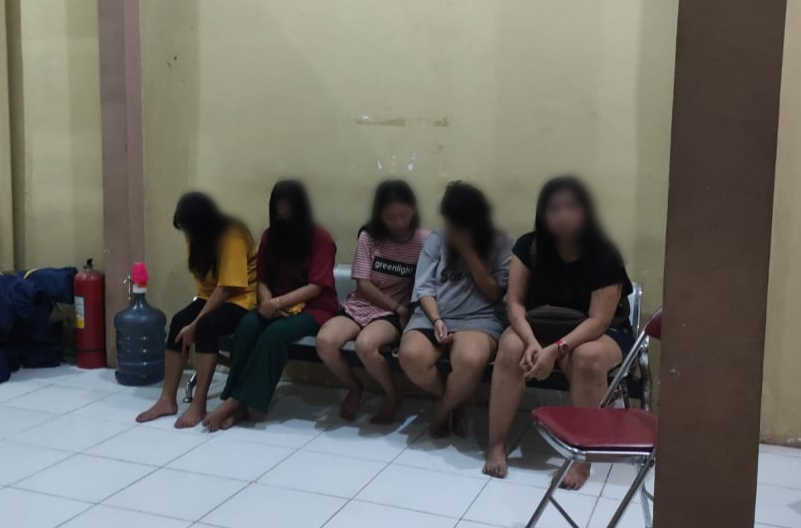 TERJARING RAZIA: Lima pramusaji terjaring razia Satpol PP Gresik yang positif HIV/AIDS.