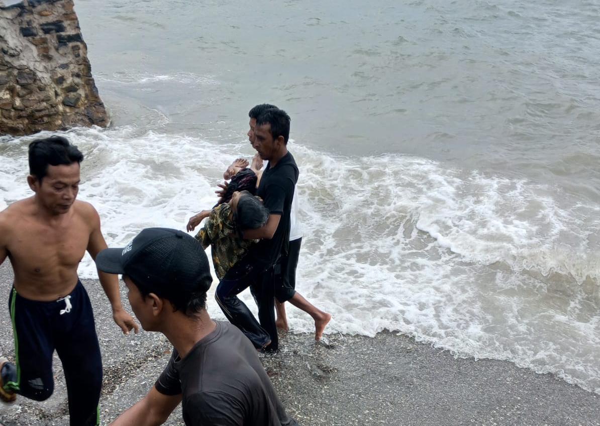 EVAKUASI: Anggota Polsek Tambak dibantu warga saat melakukan evakuasi korban.