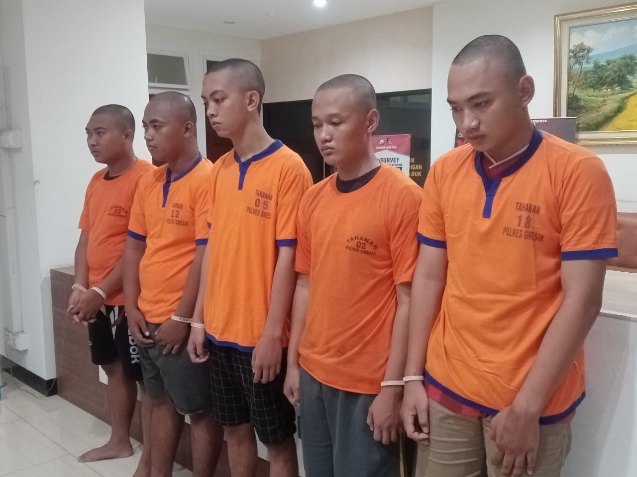 DIAMANKAN: Para tersangka kasus pengeroyokan anggota pesilat di Driyorejo diamankan Anggota Satreskrim Polres Gresik