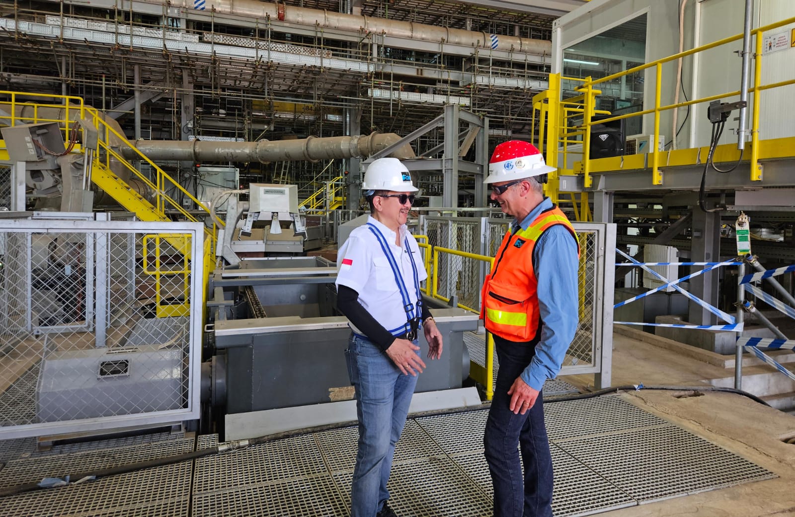 Puas : Presiden Direktur PT Freeport Indonesia, Tony Wenas (kiri) memberikan apresiasi karena tim proyek telah menunjukkan komitmennya dalam penyelesaian proyek Smelter.