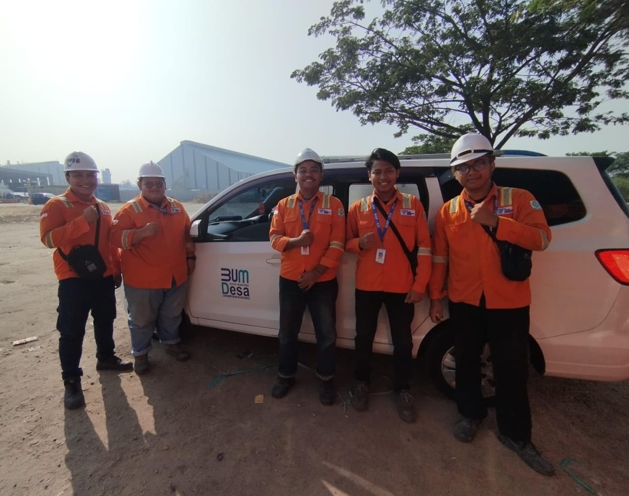 Berkah Smelter : Tim Bumdes Rukun Sejahtera Desa Manyar Sidorukun berpose dibelakang kendaraan operasional yang baru dibeli untuk disulap menjadi small store.