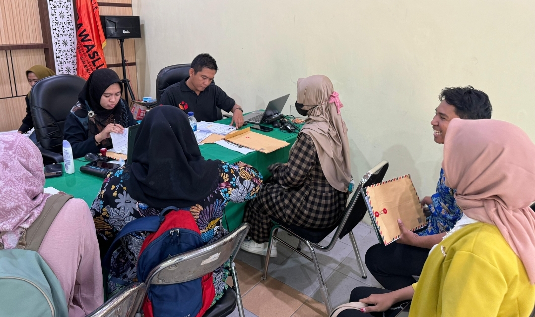 Bawaslu Gresik saat menerima pendaftaran calon anggota Pengawas Desa dam Kelurahan.
