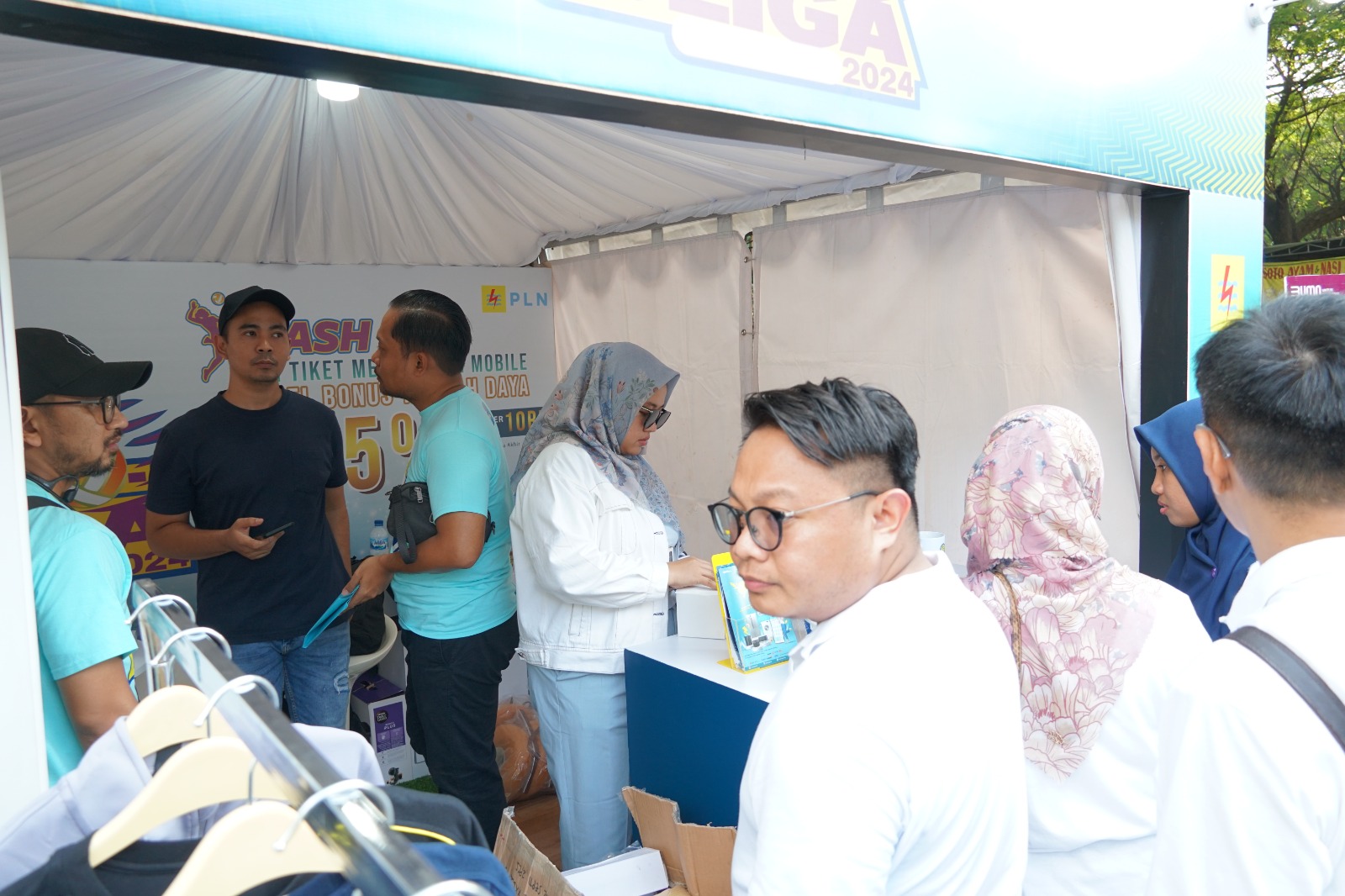 Antusias : Para penonton voli Proliga 2024 menyerbu area booth PLN untuk membeli tiket lewat paket SMASH yang ada di aplikasi PLN Mobile.