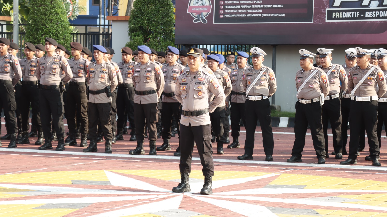 Foto A : Kapolres Gresik AKBP Adhitya Panji Anom memerintahkan seluruh jajarannya intensifkan patroli dan razia dalam apel pagi yang dilaksanakan di halaman Mapolres Gresik.