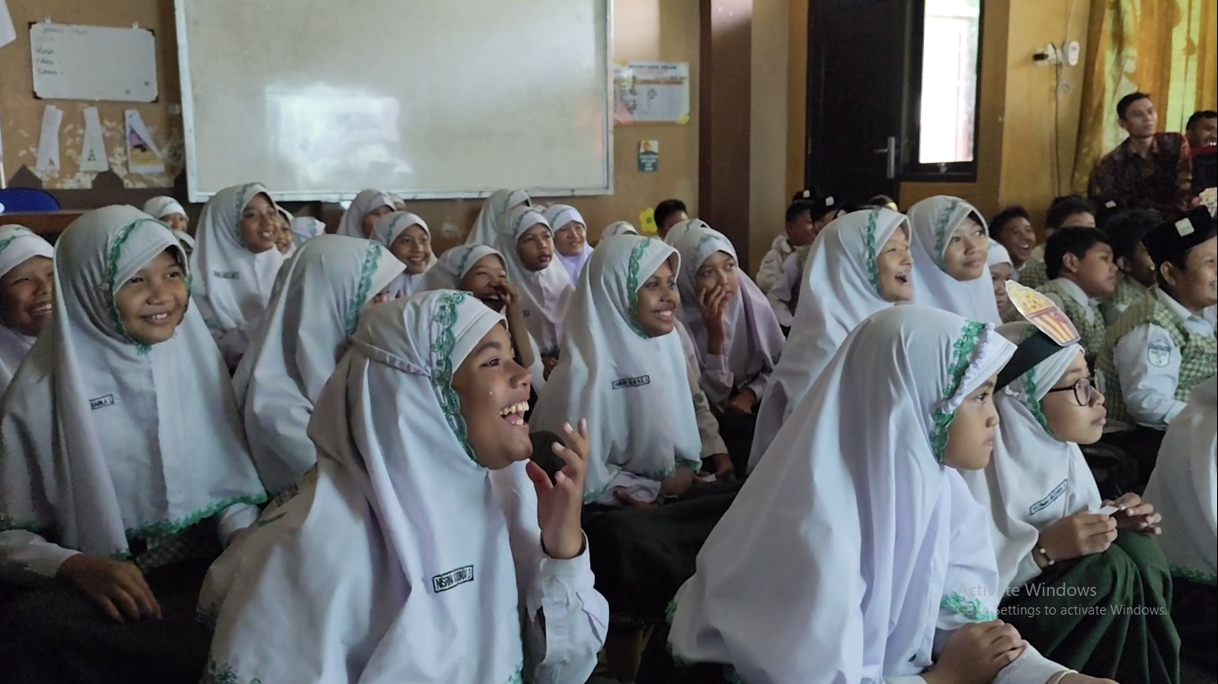 PENUH KECERIAN: Karya film para siswa-siswi SDNU Nurul Ishlah Randuagung viral dan kini menjadi referensi film anti bullying di Gresik.