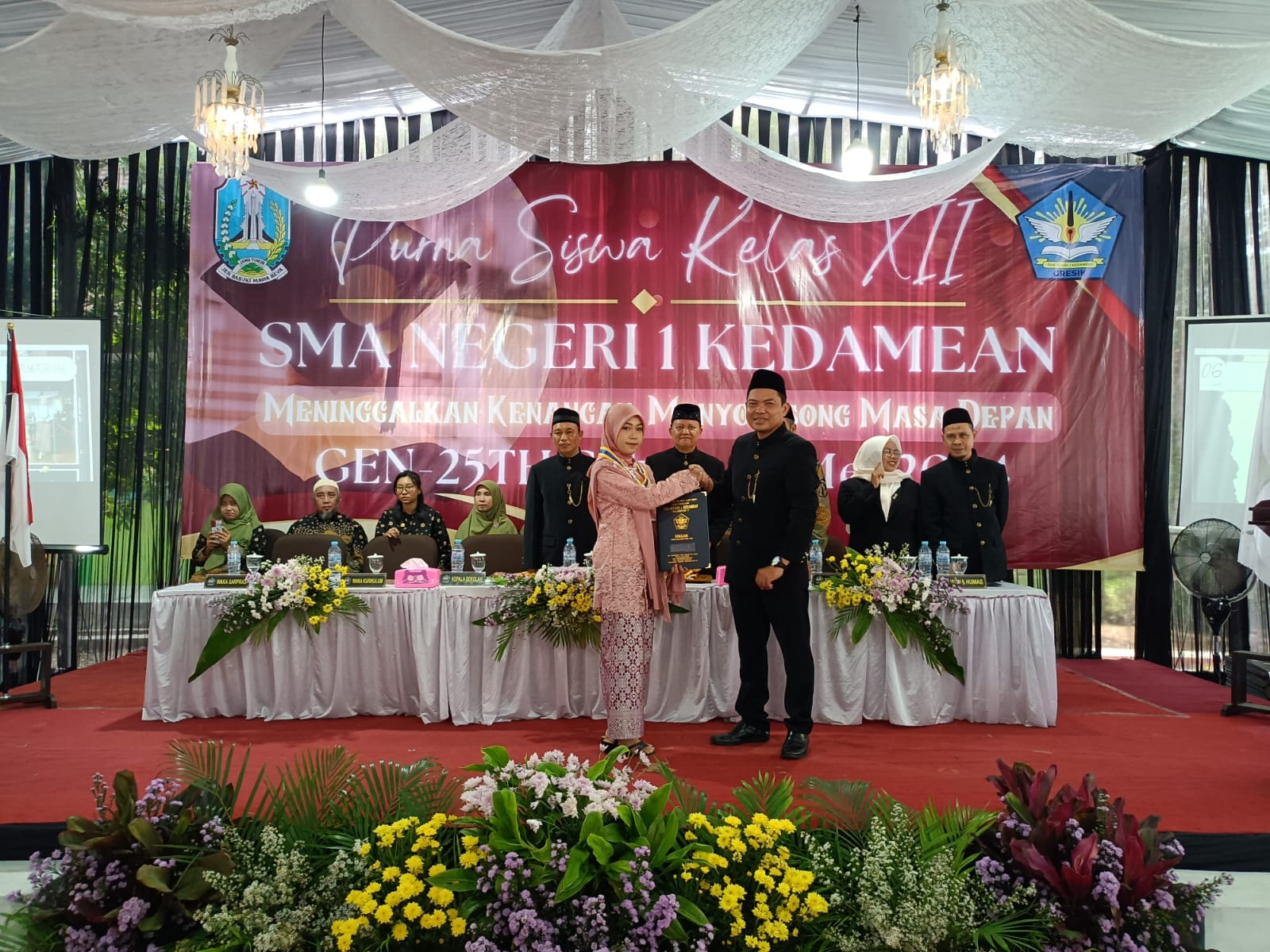 SEKOLAH BERPESTASI: SMA Negeri 1 Kedamean Gresik mengadakan pelepasan purna siswa angkatan ke-25 bertema
